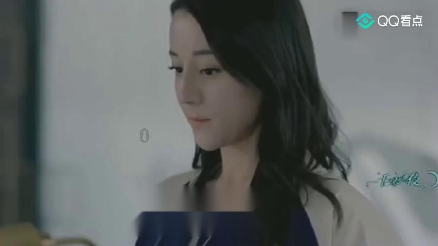 女子倒车坠河，路人英勇施救，现场画面
